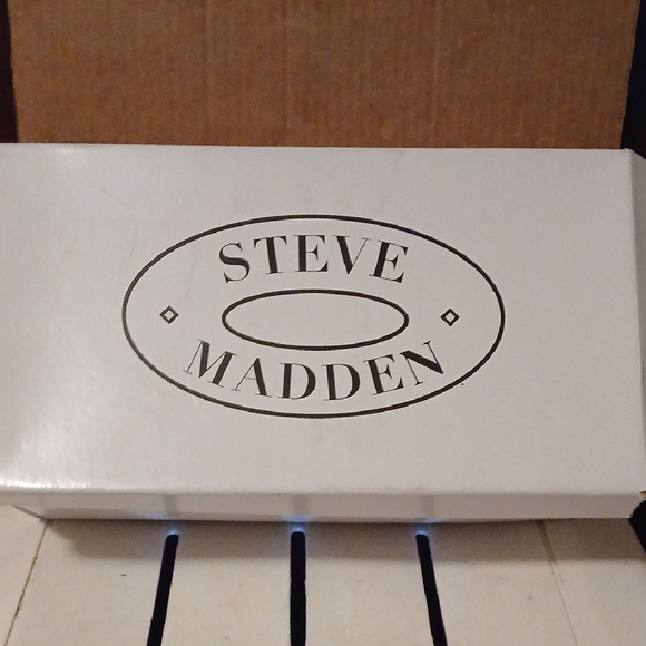 Steve Madden White Shoe Box with Black Logo - Picture 1 of 4
